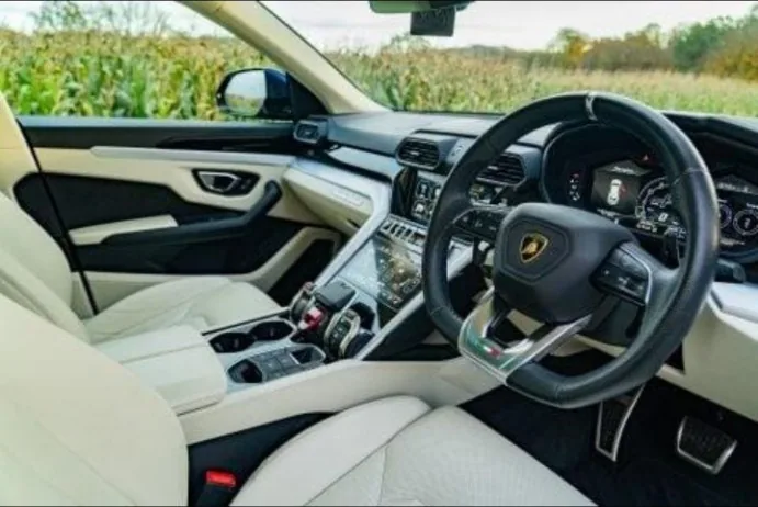 Lamborghini Urus interior
